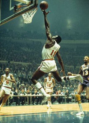 Willis Reed going in for layup
